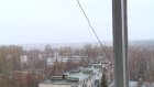 Жительница дома на Одесской просит снять опасный кабель