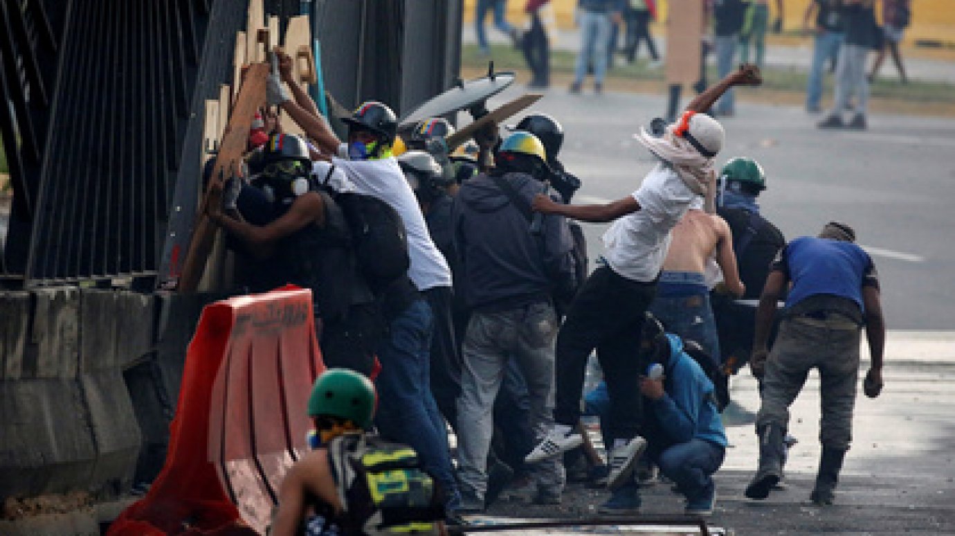 В Венесуэле гвардейцы закидали приют гранатами со слезоточивым газом