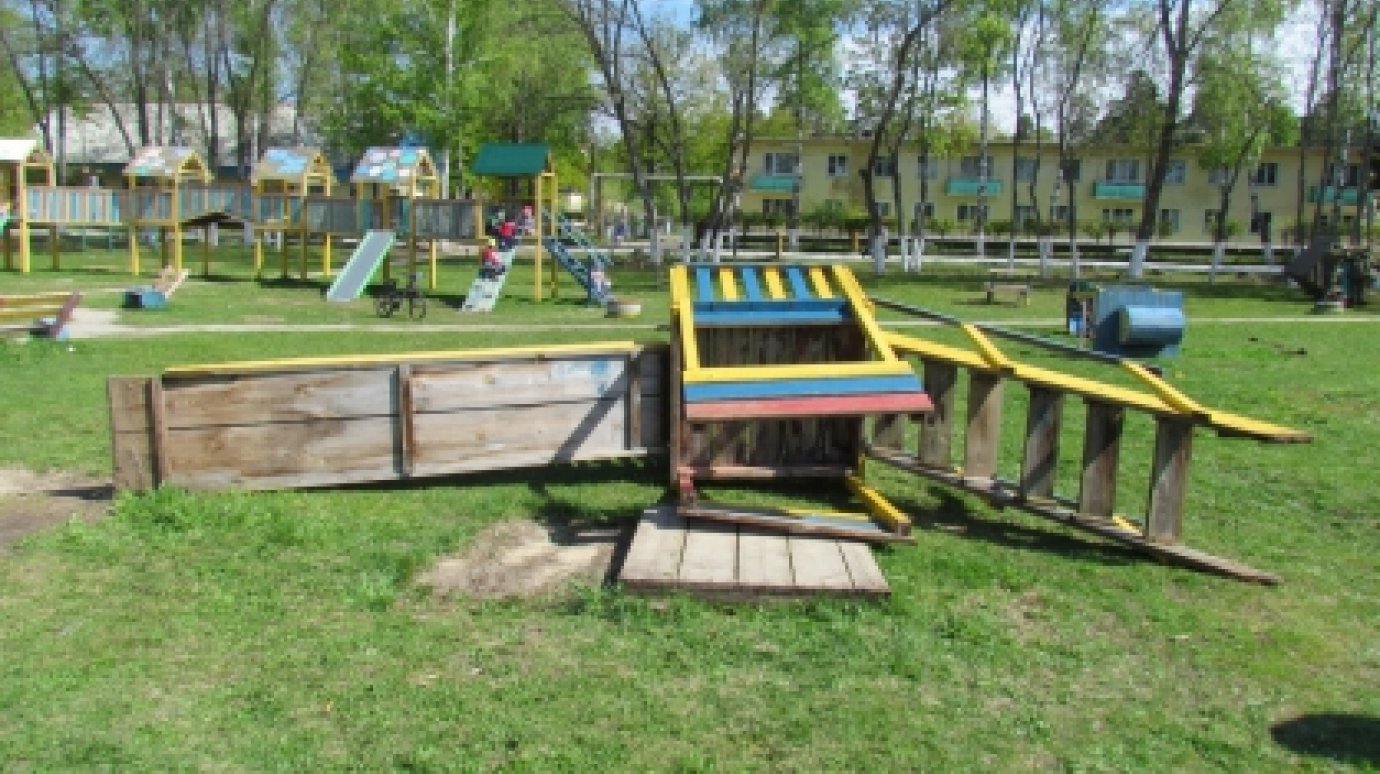 В Леонидовке на 6-летнего ребенка рухнула деревянная горка