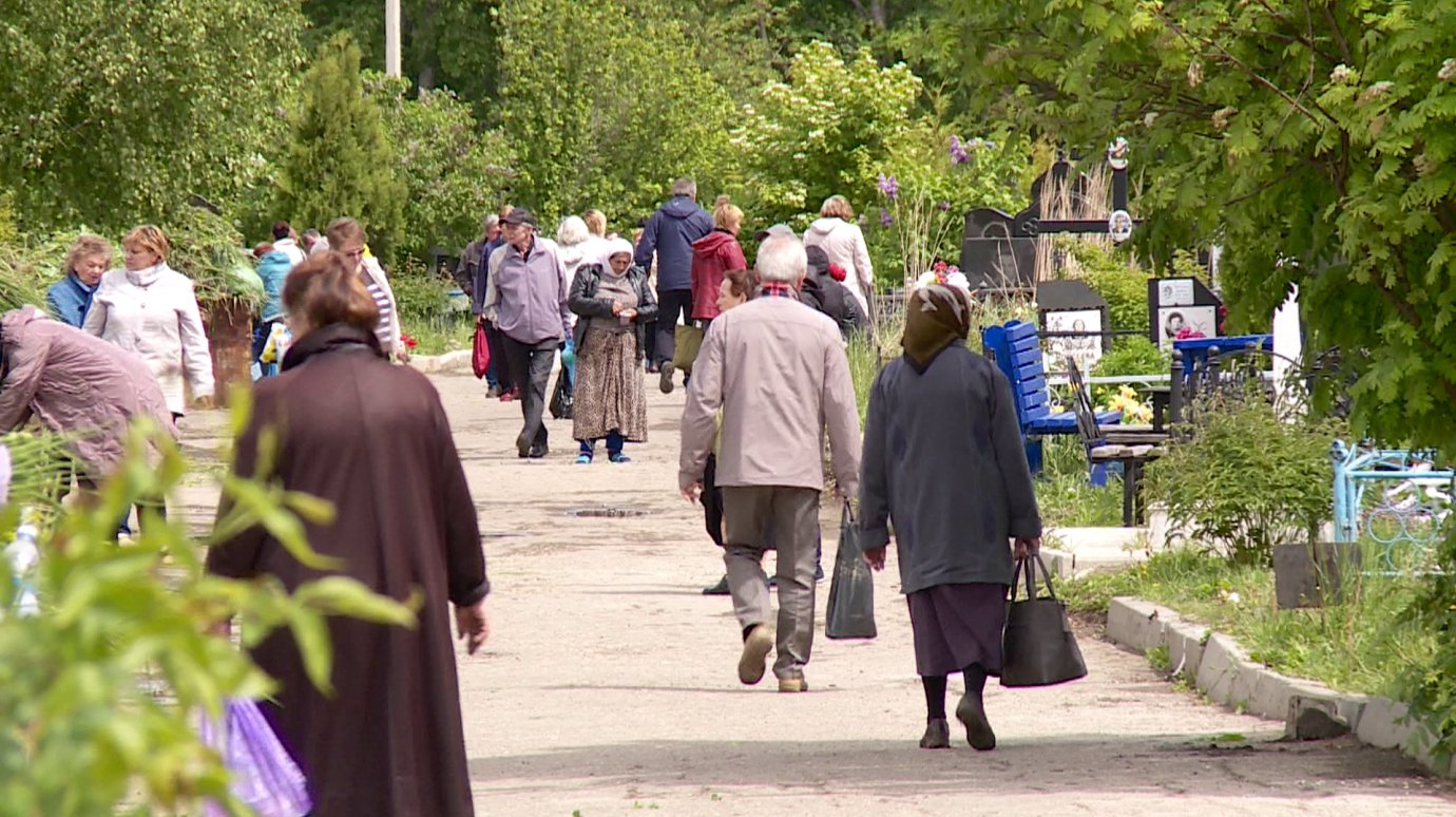 Тысячи пензенцев посетили кладбище в Троицкую родительскую субботу