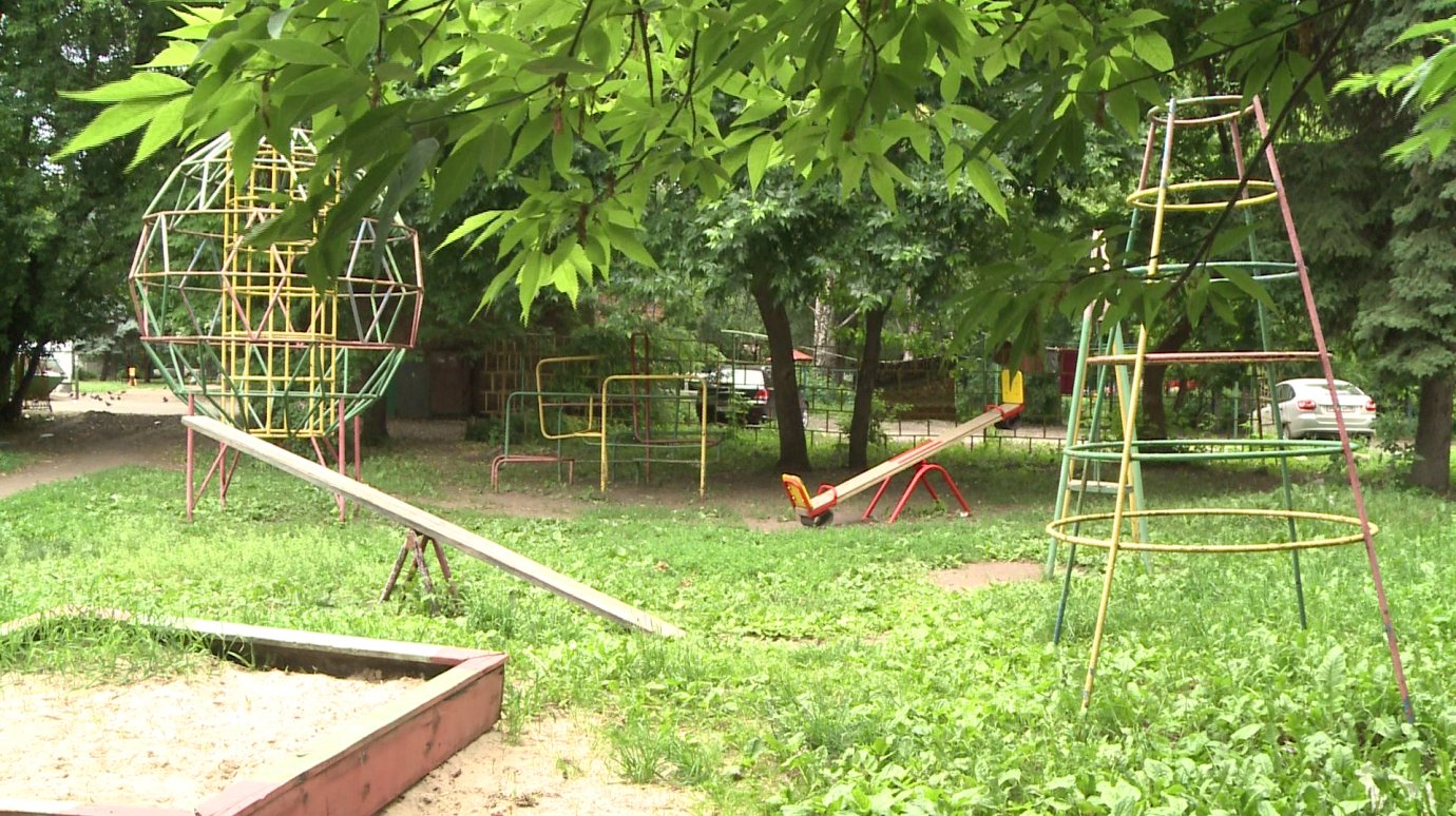 Детскую площадку на Луначарского облюбовали бомжи