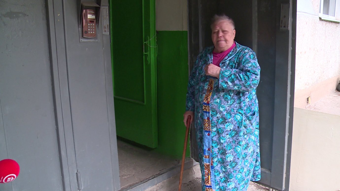 Пенсионеры из дома на Ворошилова жалуются на высокий порог в подъезде