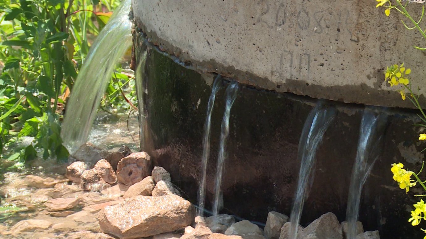 Из колодца в Арбекове вторую неделю течет вода