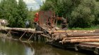 Жители Пыркина не могут попасть домой из-за сломанного моста