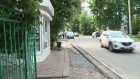 На Ставского дорожники оставили узкую полоску асфальта вместо тротуара