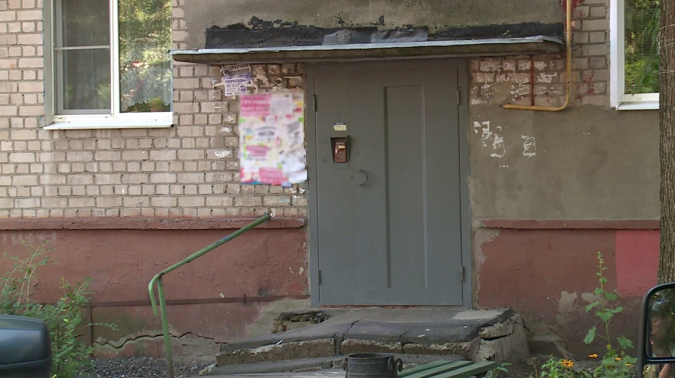 Жители дома на Карпинского жалуются на состояние крыльца