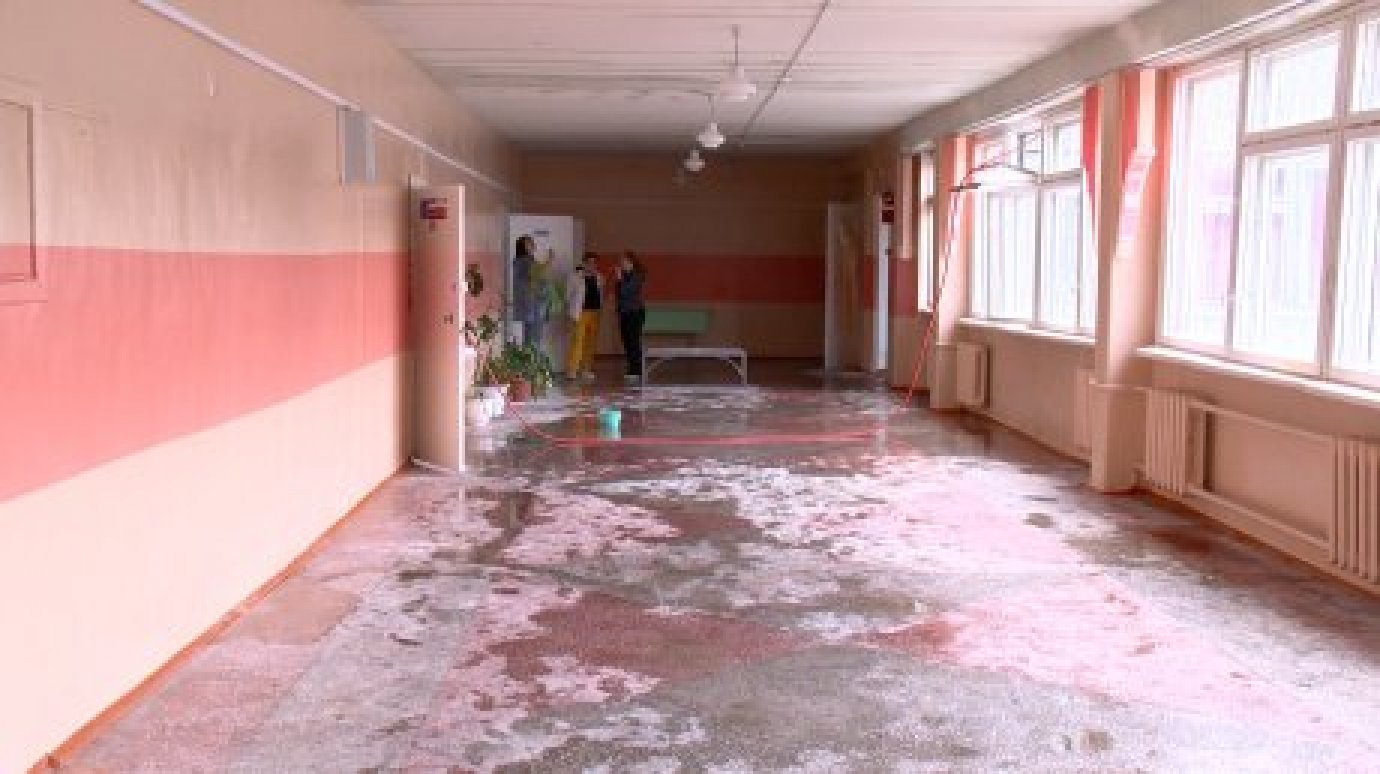 В. Савин потребовал делать невозможное при ремонте крыши школы в Каменке
