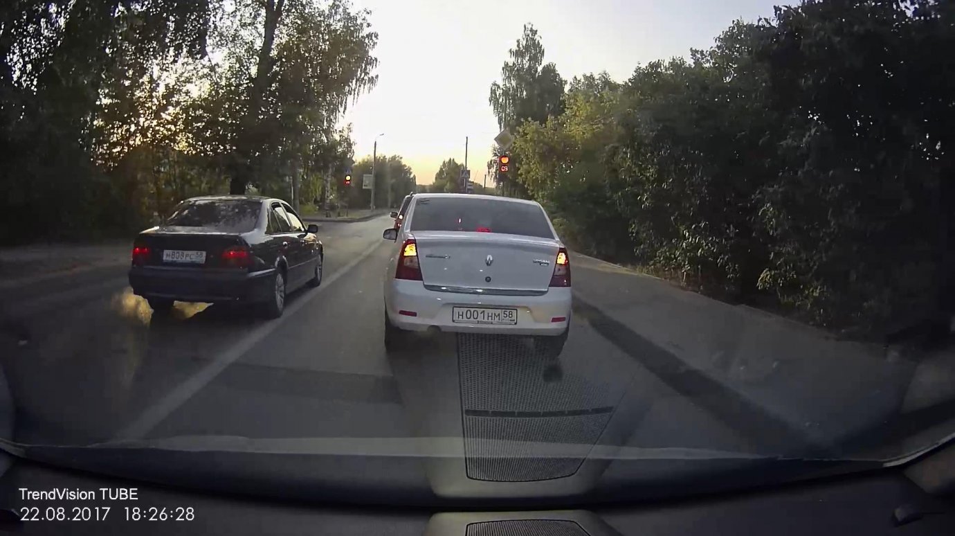 В Ахунах водитель вышел на встречку и проехал на красный свет