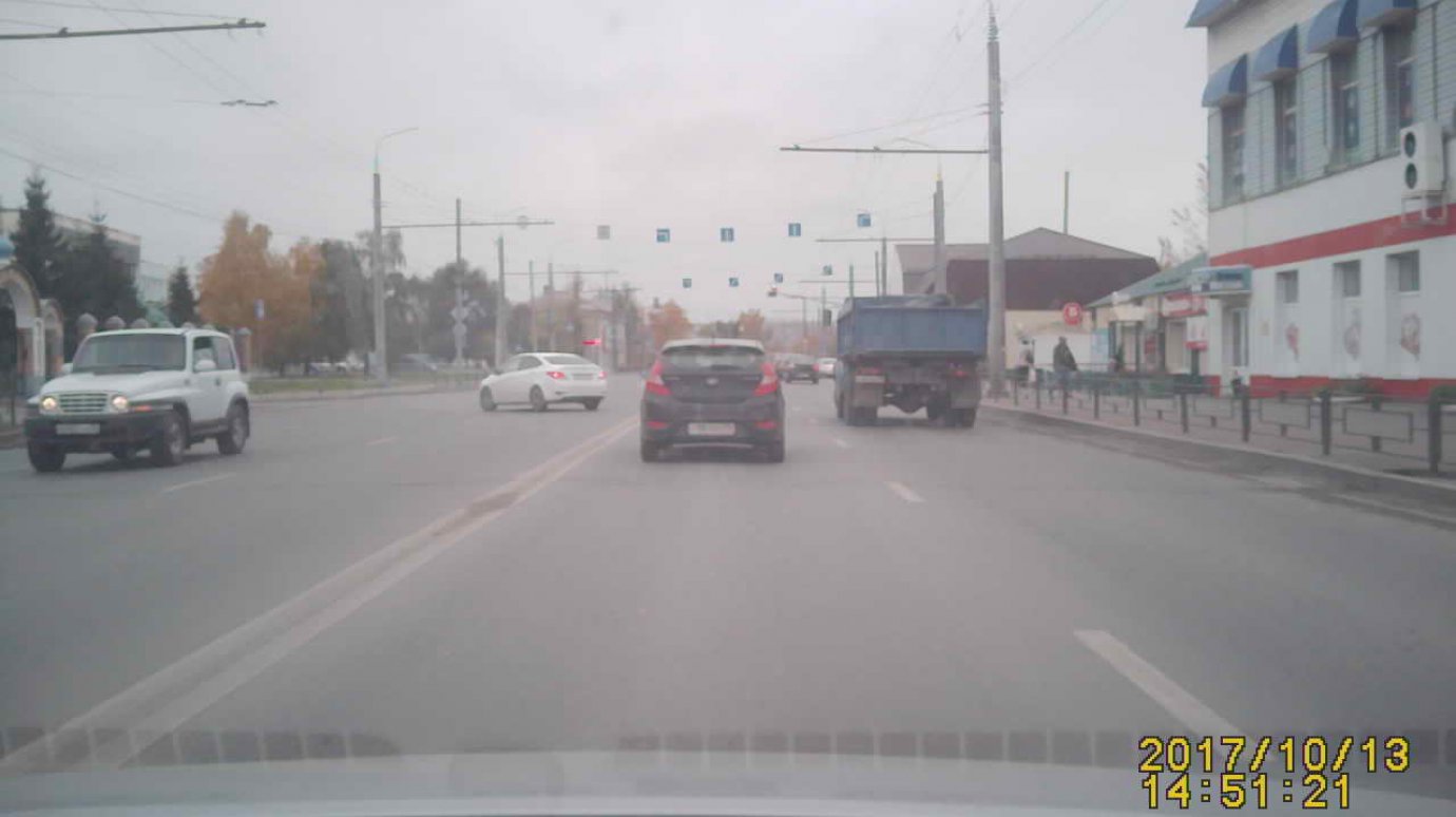 Hyundai повернул с Терновского на Воронежскую через две сплошные