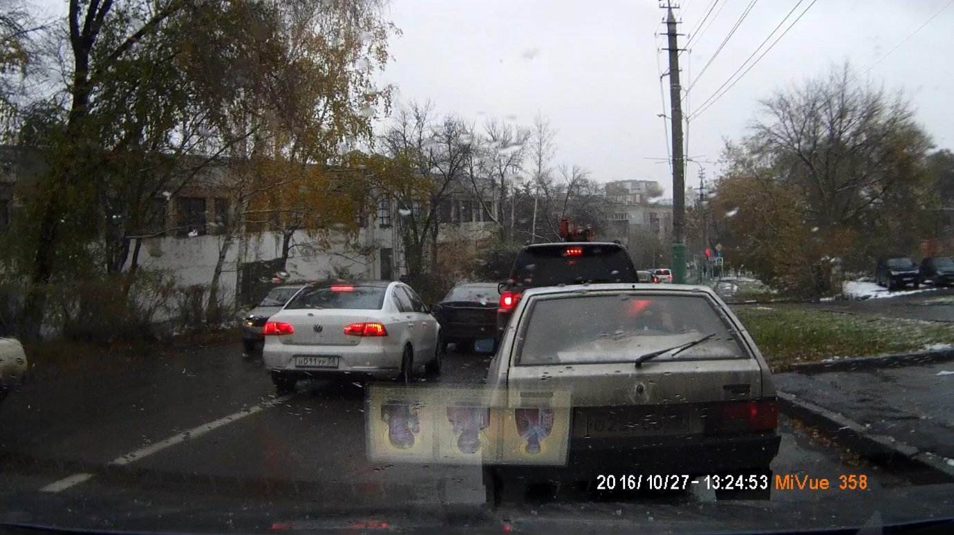 Водитель Volkswagen выехал на встречку на улице Захарова