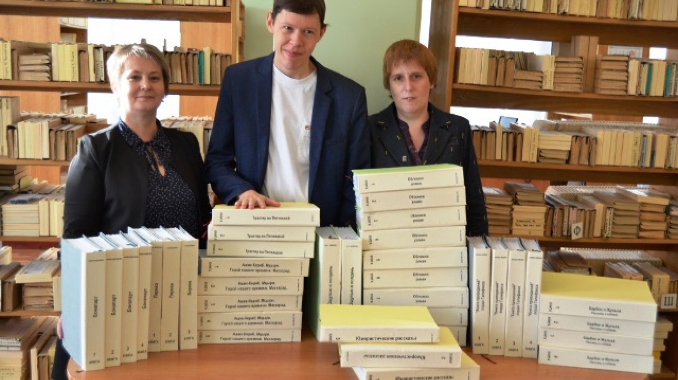 Герой России подарил областной библиотеке 136 книг для незрячих
