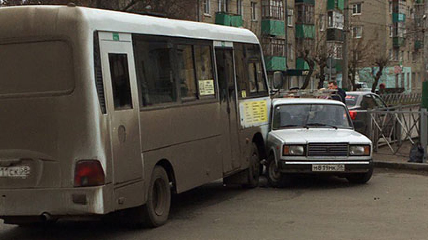 На пересечении Калинина и Металлистов столкнулись маршрутка и ВАЗ-2107