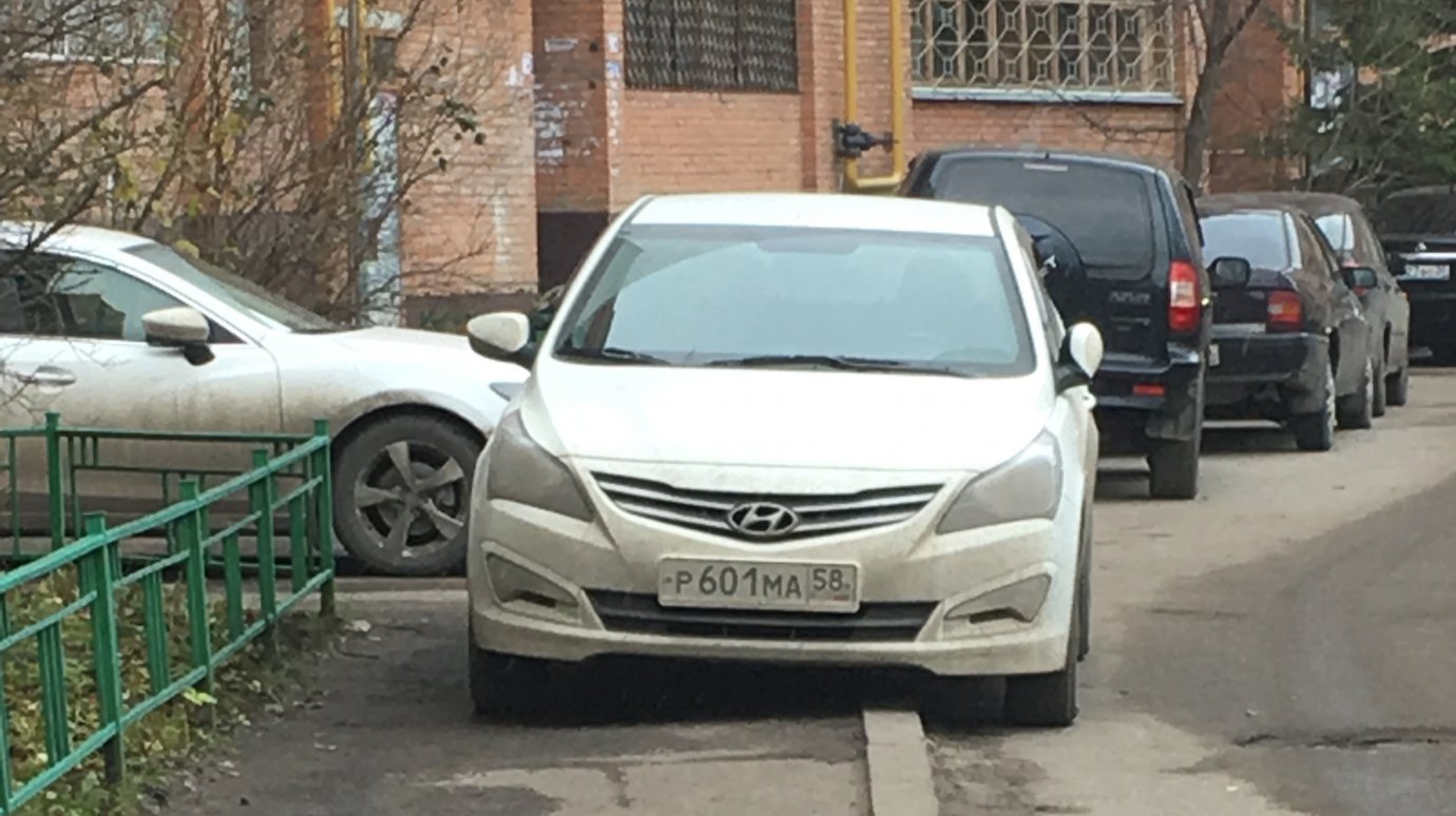 На улице 8 Марта водитель Hyundai продолжает парковаться на тротуаре