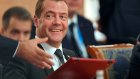Медведев повысил зарплаты чиновникам