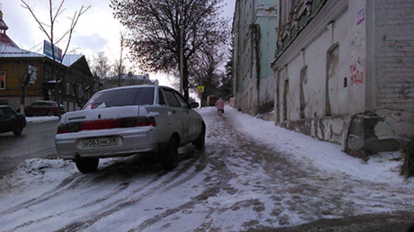 «Десятка», Приора и BMW мешают проходу людей на улице Володарского