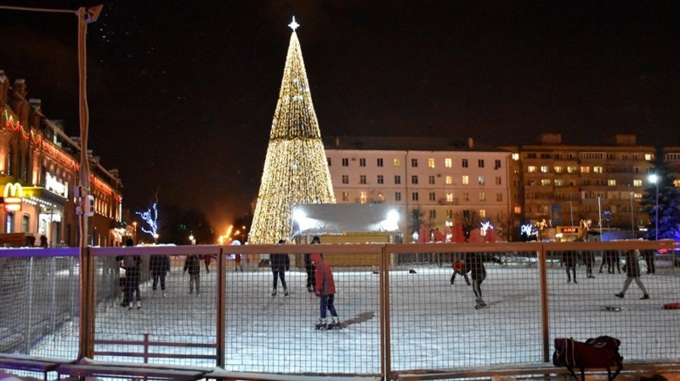 18 января в Пензе начнут демонтировать елку на площади Ленина