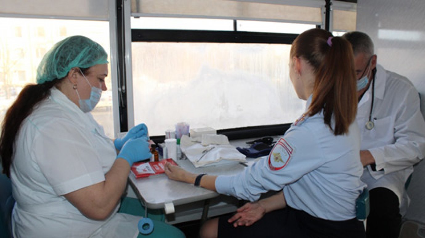 В Пензе сотрудники ГИБДД сдали кровь для пострадавших в ДТП