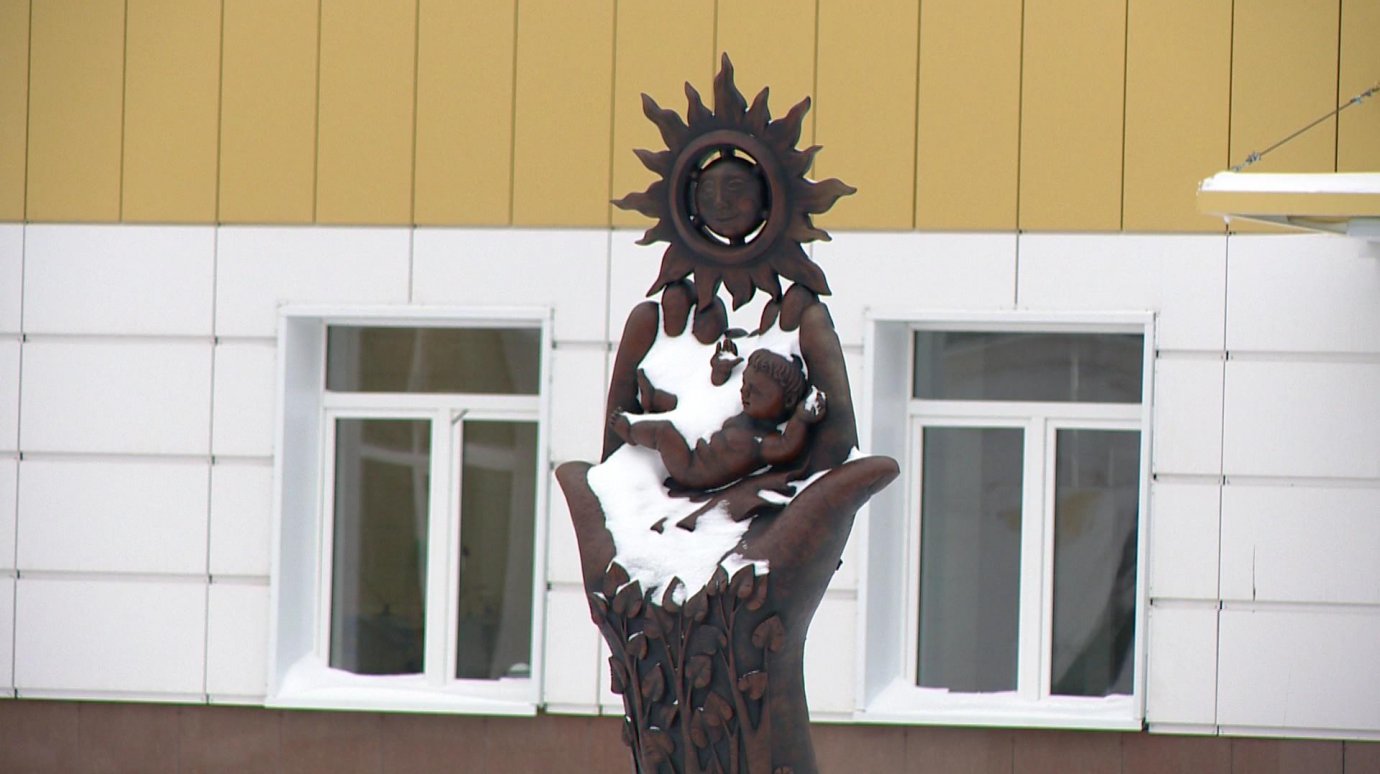 В Пензе на территории перинатального центра открыли скульптуру