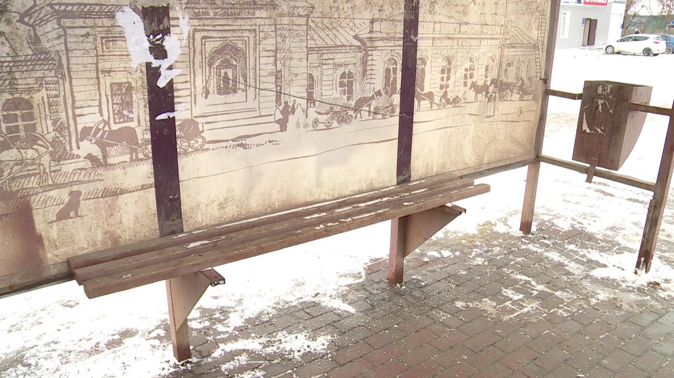 В Терновке вандалы оторвали часть скамейки в остановочном павильоне