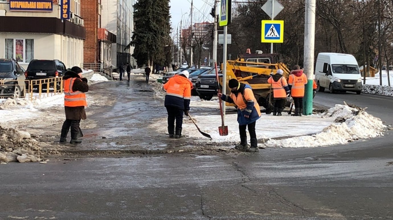 Улицы Пензы срочно очищают от снега и льда