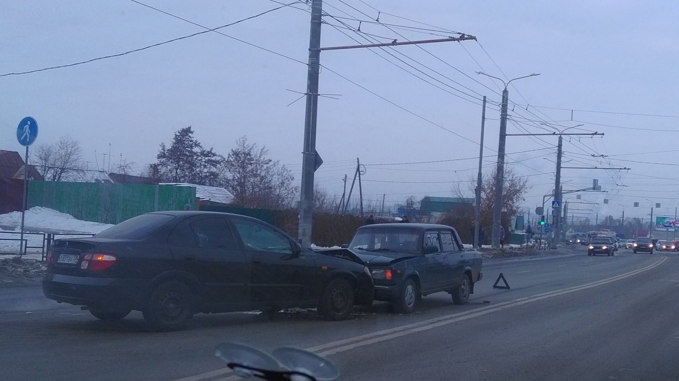 На улице Терновского в Пензе столкнулись ВАЗ и Nissan Almera