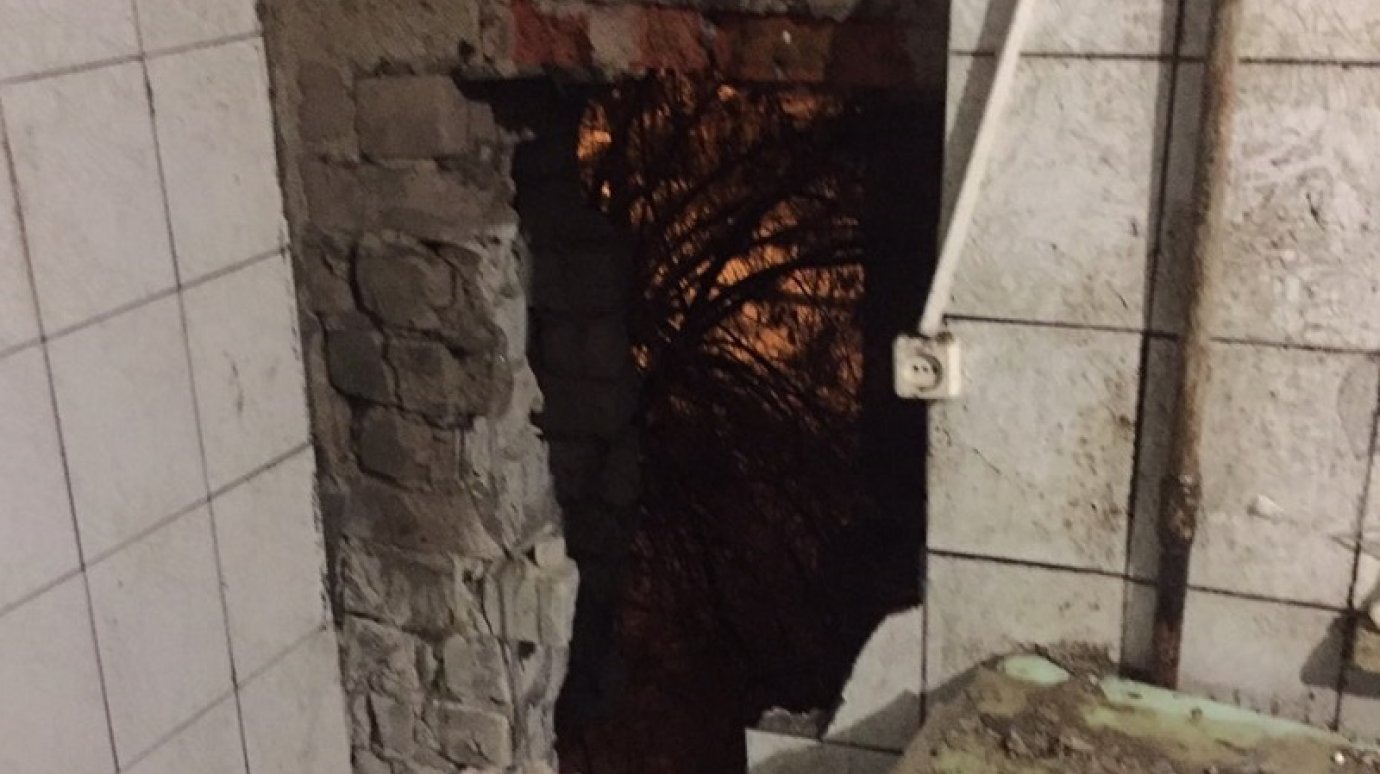 В ванной комнате дома № 10 на улице Кулибина обрушилась торцевая стена