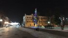В Пензе на улице Московской до сих пор стоит новогодняя елка