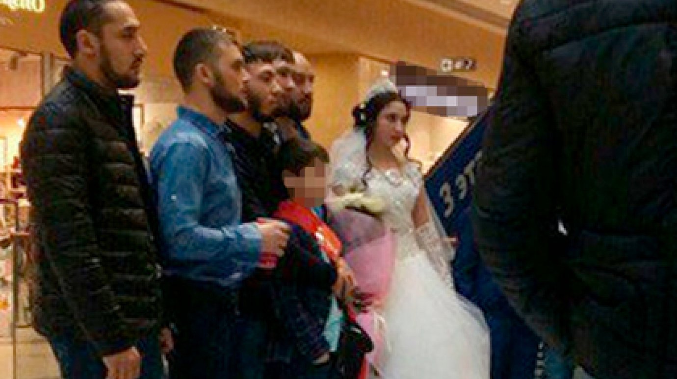 Сибирские цыгане поженили детей в торговом центре