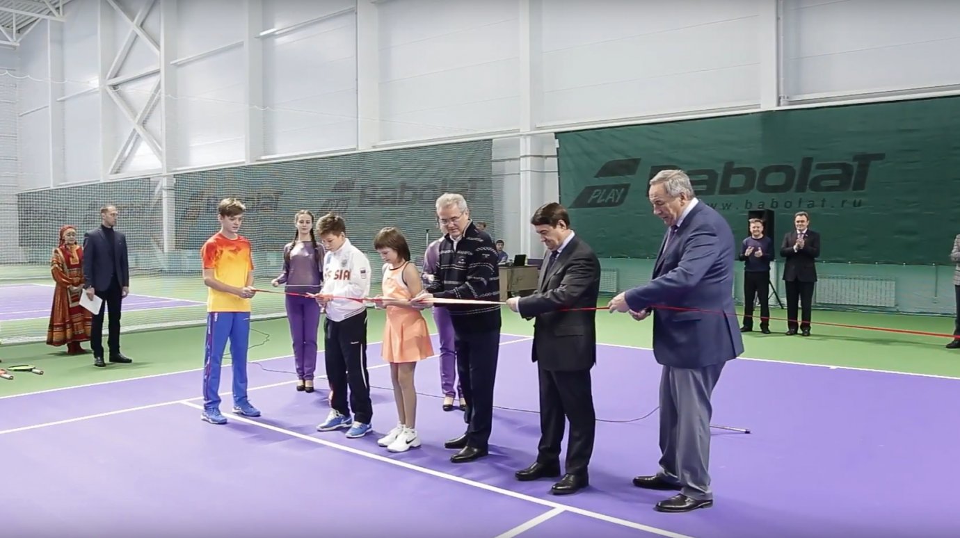 Рядом с Городом Спутником открылся теннисный клуб «Лев»