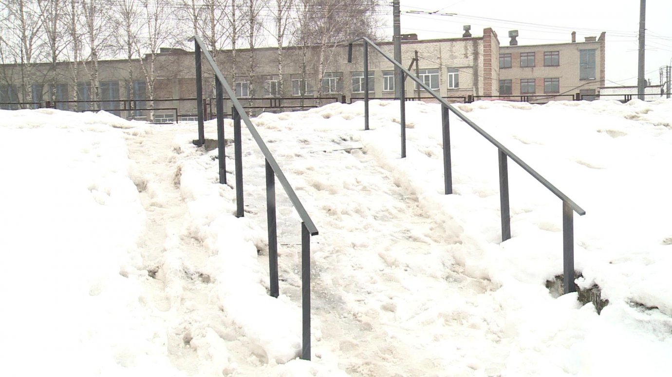 Лестница, ведущая в Новоселовку, может стать причиной травмы