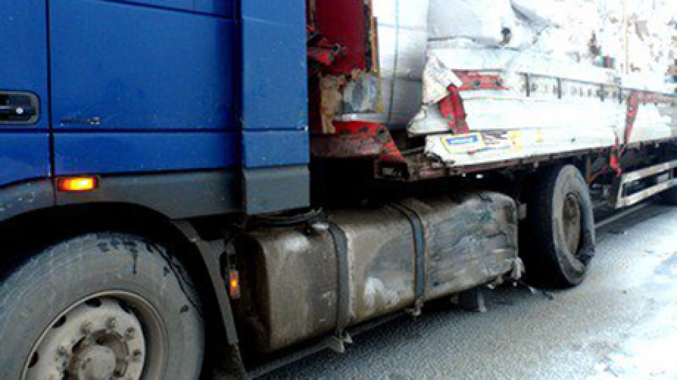 В Кузнецком районе в ДТП с участием трех грузовиков погиб мужчина