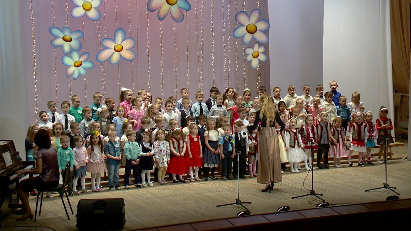 Дошколята из студии «Колокольчик» показали своим родителям концерт