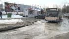 Лужа на проезжей части на улице Леонова раздражает жителей города