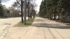 На Суворова разрушается асфальт у ливневки на дороге и колодца на тротуаре