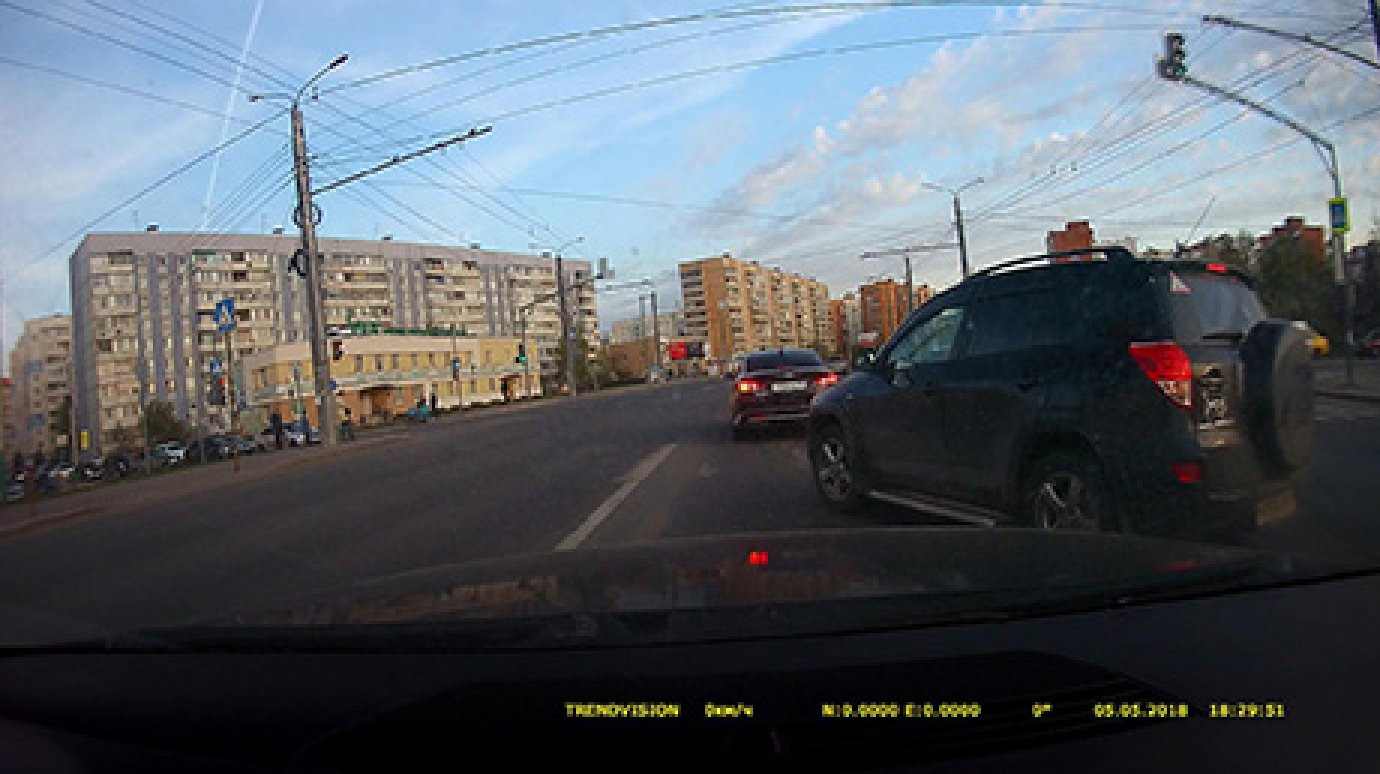 На перекрестке Терновского и Петровской две иномарки нарушили ПДД