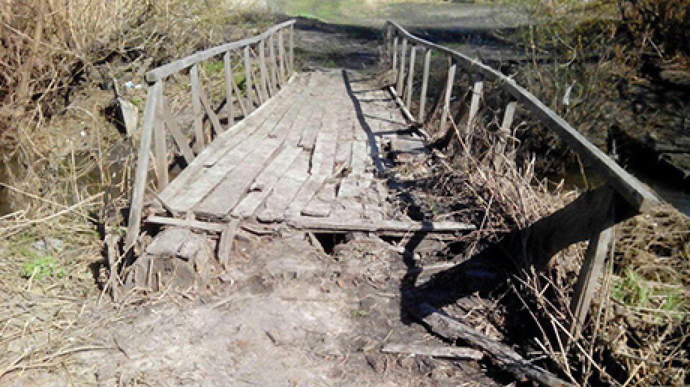 Жители Липовки жалуются на разрушение ведущего в центр села моста