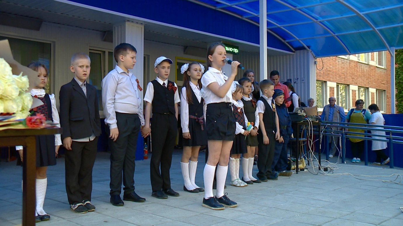 Пензенские школьники поздравили пенсионеров дома ветеранов с 9 Мая