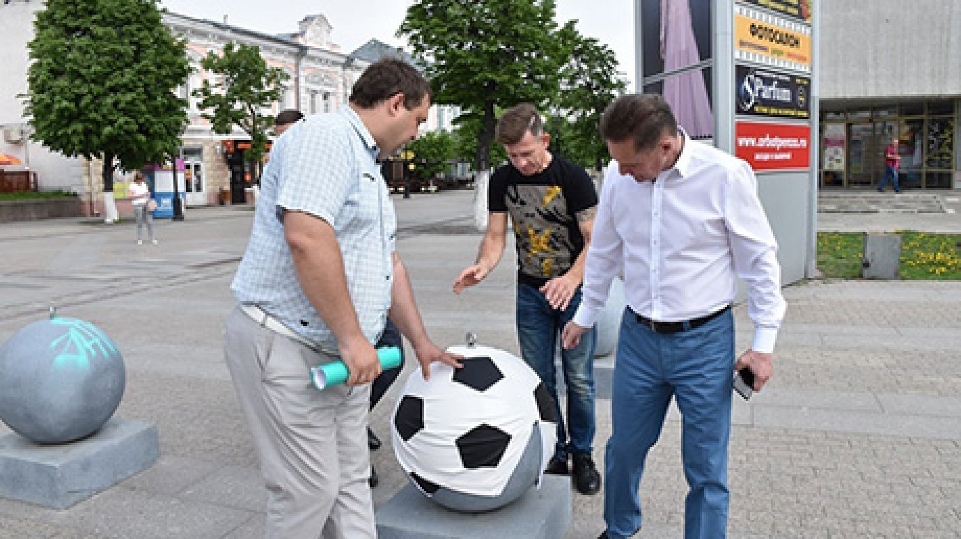 Серые шары в центре Пензы превратят в футбольные мячи