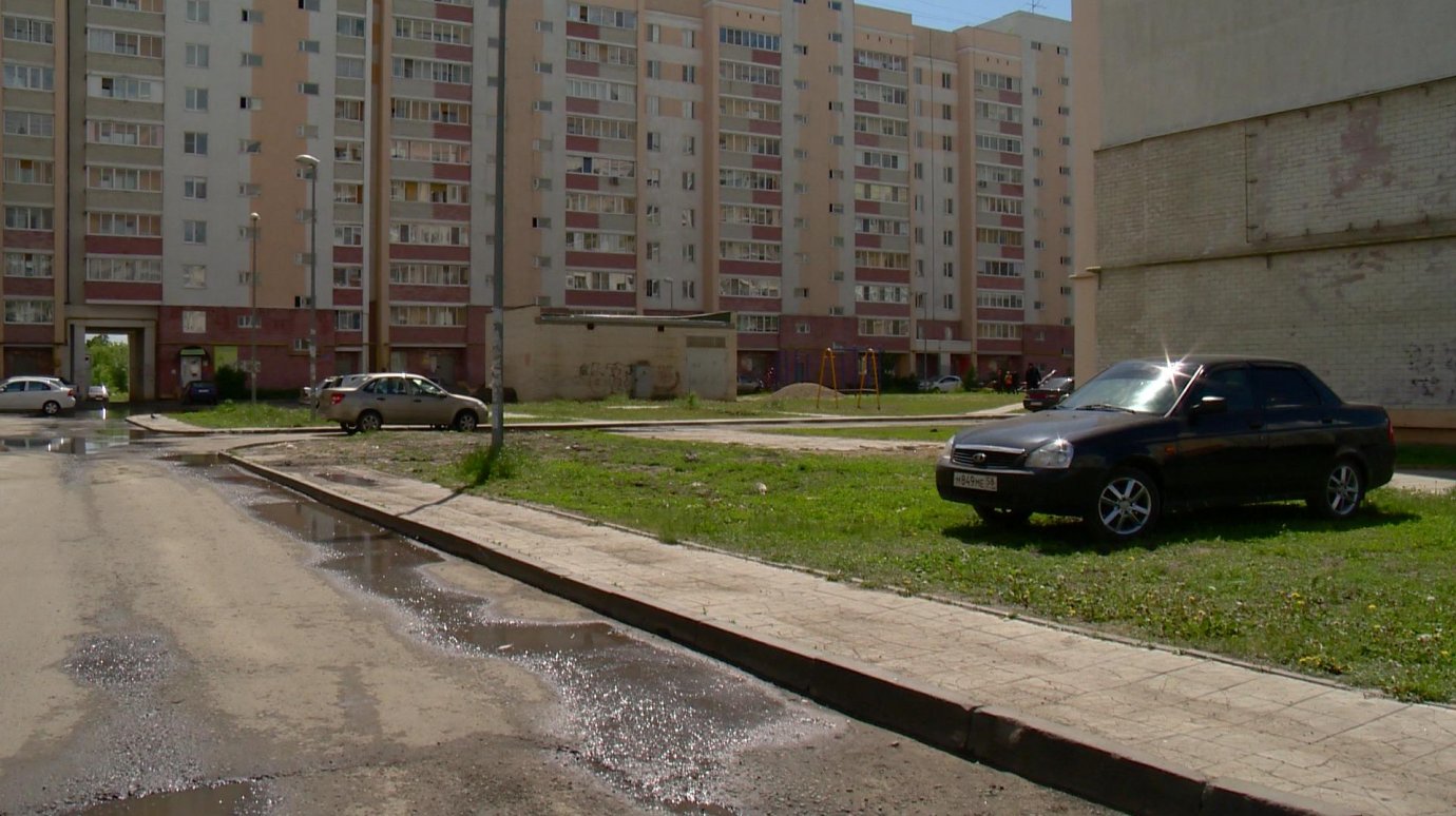 Водители используют газон рядом с домом на Ново-Казанской как парковку
