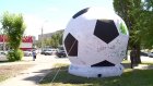 Предприниматель подарил пензенцам огромный футбольный мяч