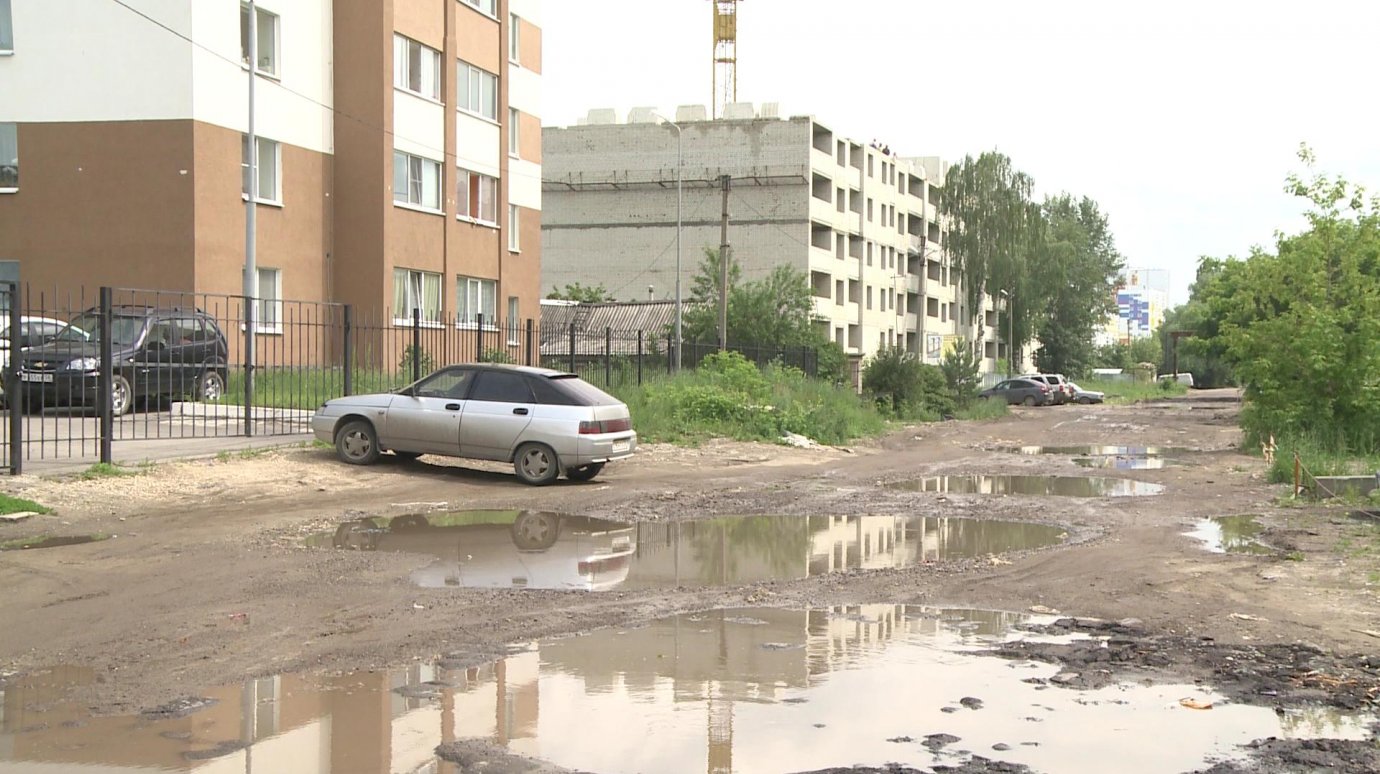 Жители Ивановской страдают от ям и ухабов на дороге на их улице