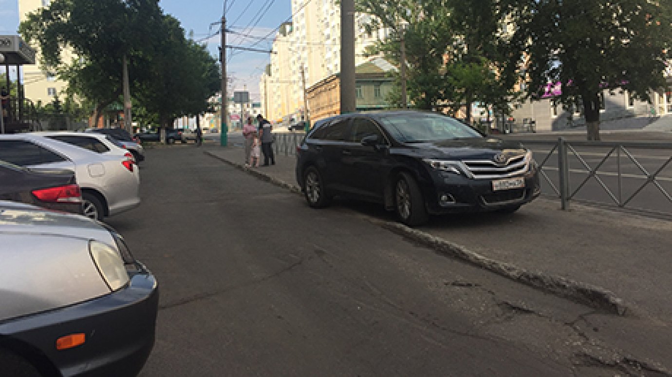 В Пензе на улице Чкалова водитель Toyota припарковался на тротуаре