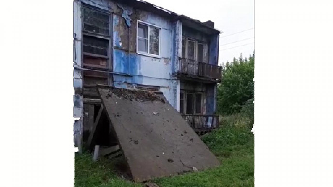 У аварийного дома в селе Ермоловка рухнул козырек подъезда