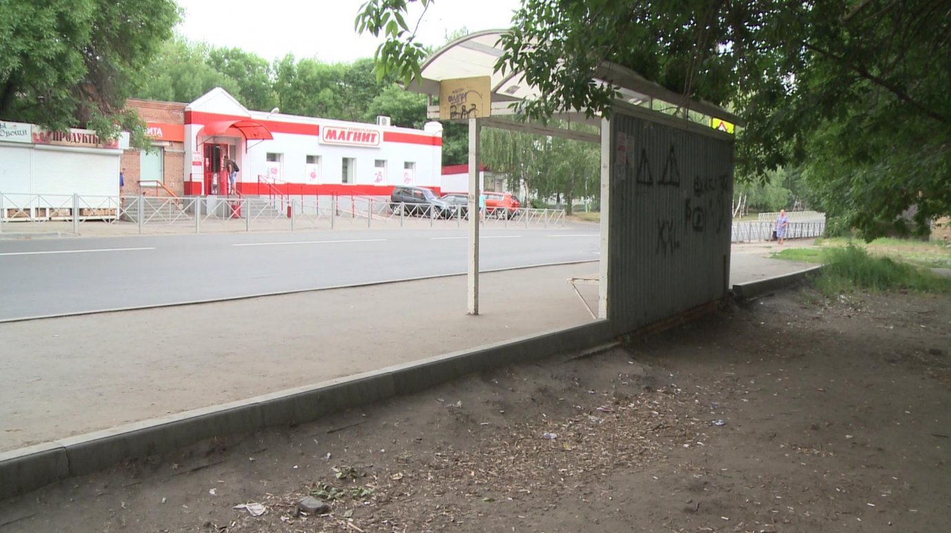 Куча мусора за остановкой на улице Рахманинова раздражает пензенцев