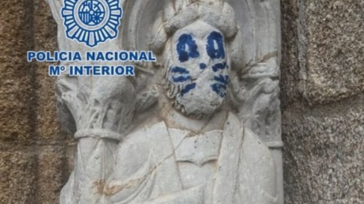 Статую святого XII века осквернили синей кошачьей мордой