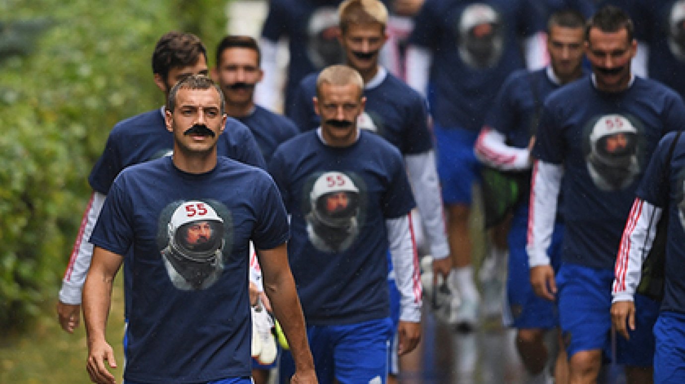 Футболисты сборной России обзавелись усами в честь дня рождения Черчесова