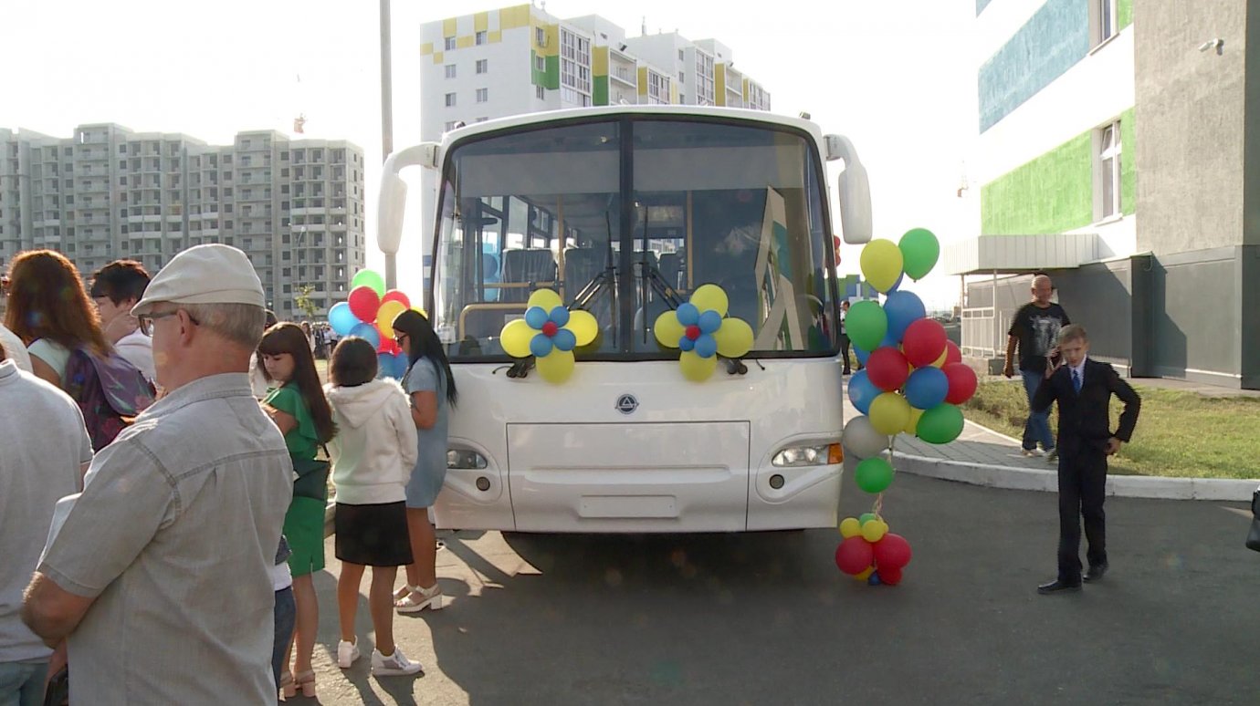 Школе имени М. Ю. Лермонтова подарили автобус для экскурсий