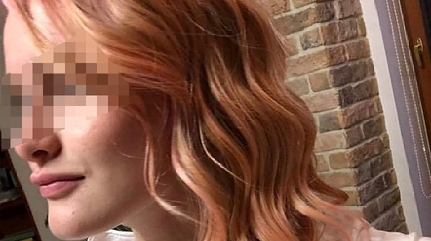 Школа наказала дочь депутата за розовые волосы и получила дело