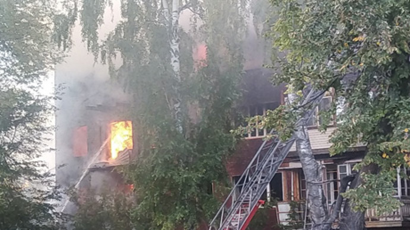 В Пензе на улице Фрунзе сгорел 4-этажный расселенный дом