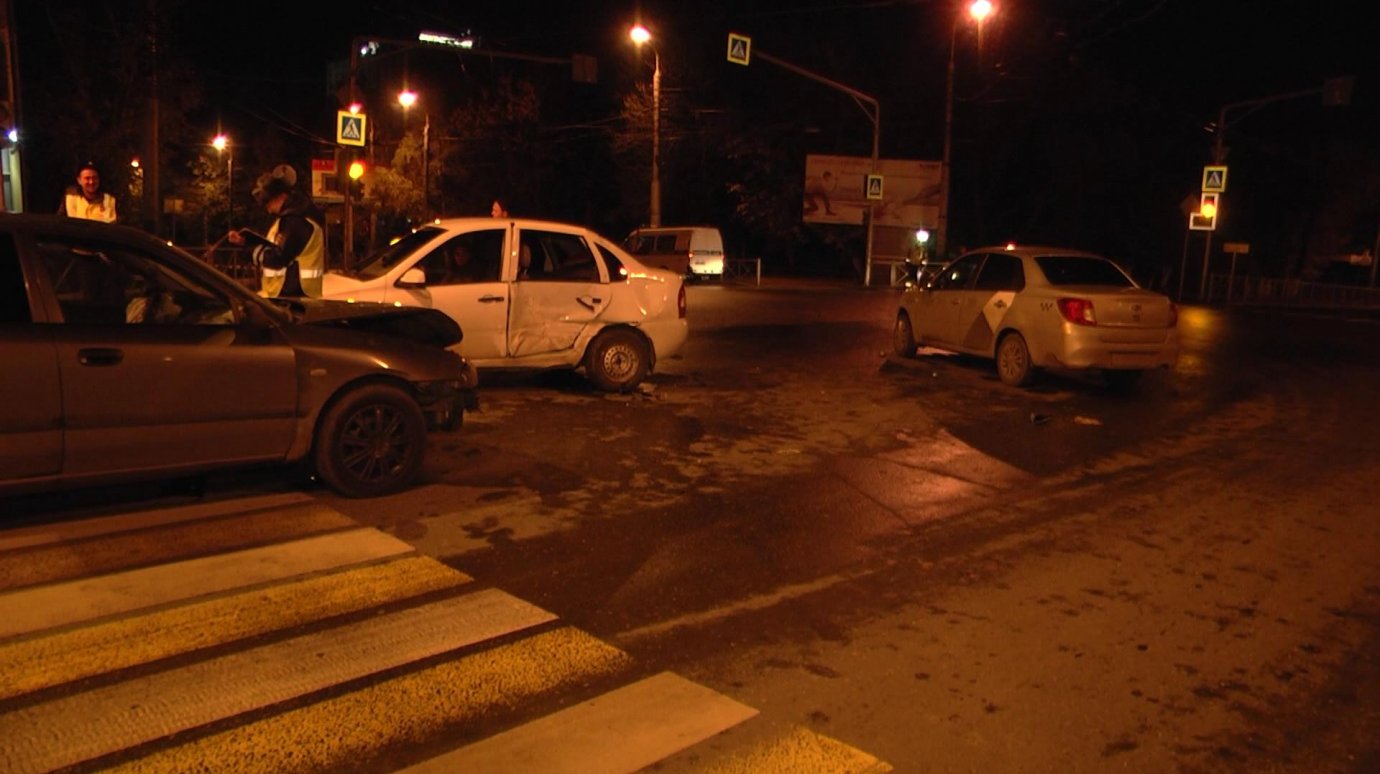 На пересечении улиц Калинина и Свердлова столкнулись три автомобиля